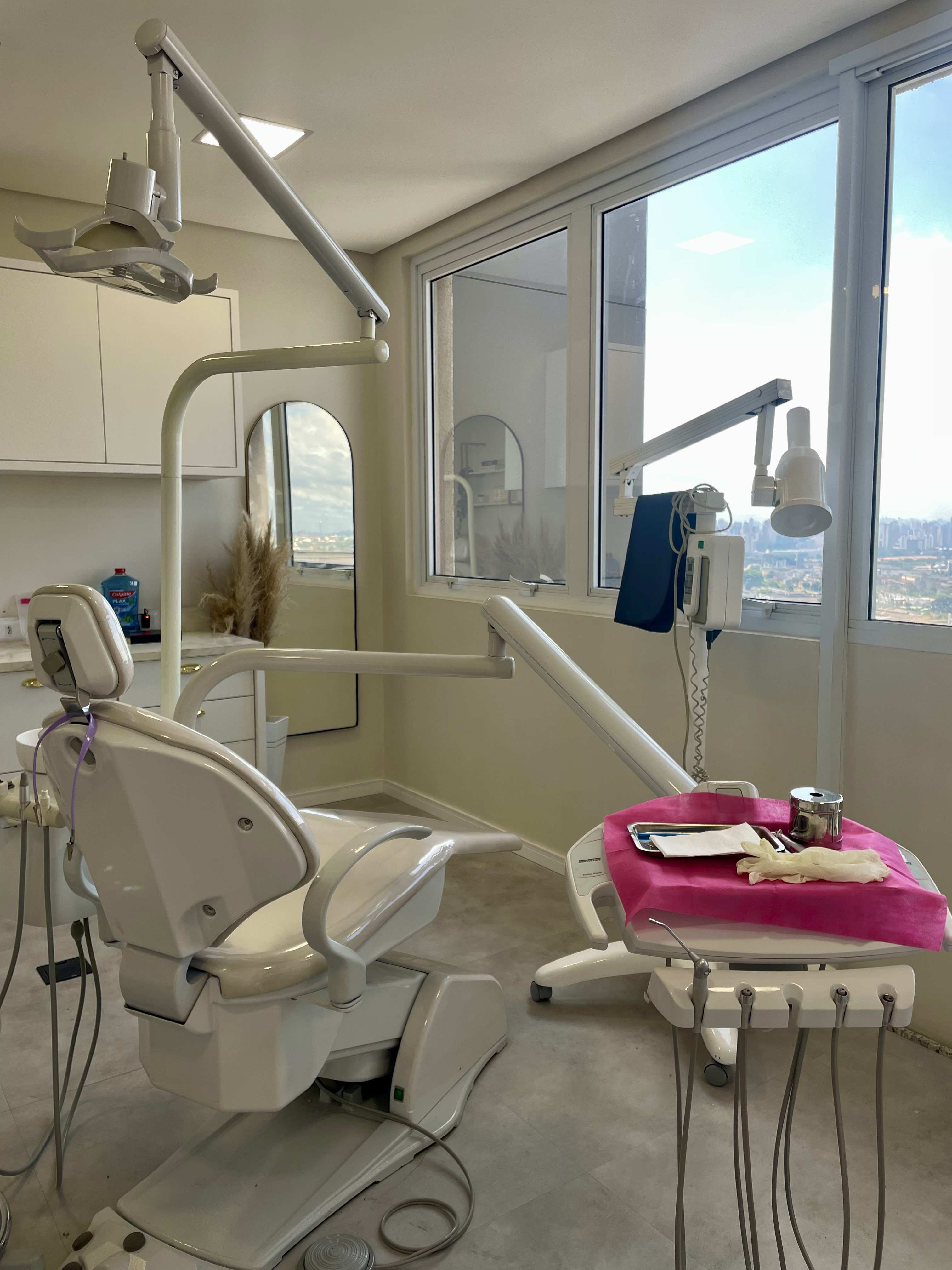 Interior da clínica com poltronas rosa