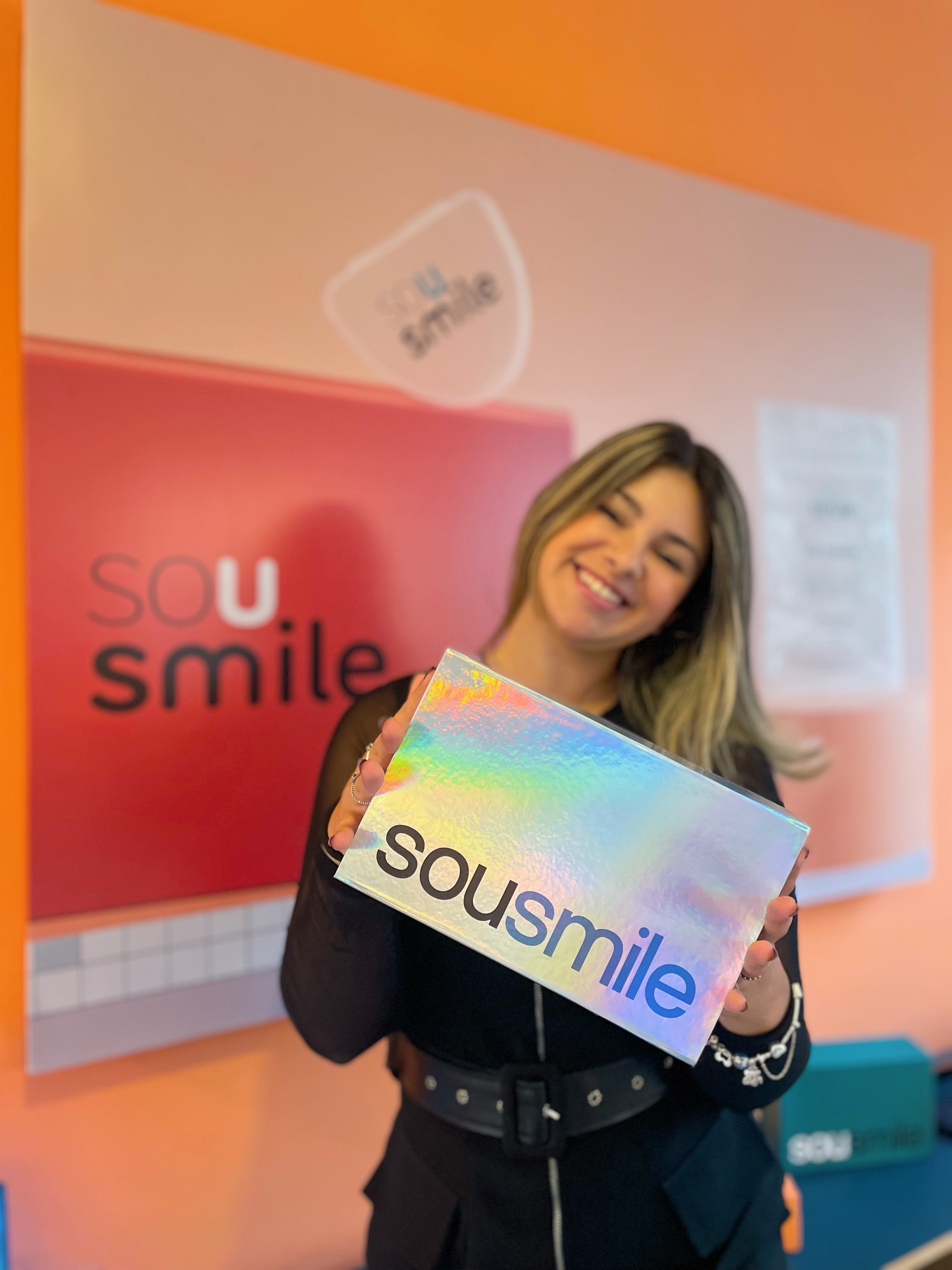 Dra. Amanda com placa SouSmile