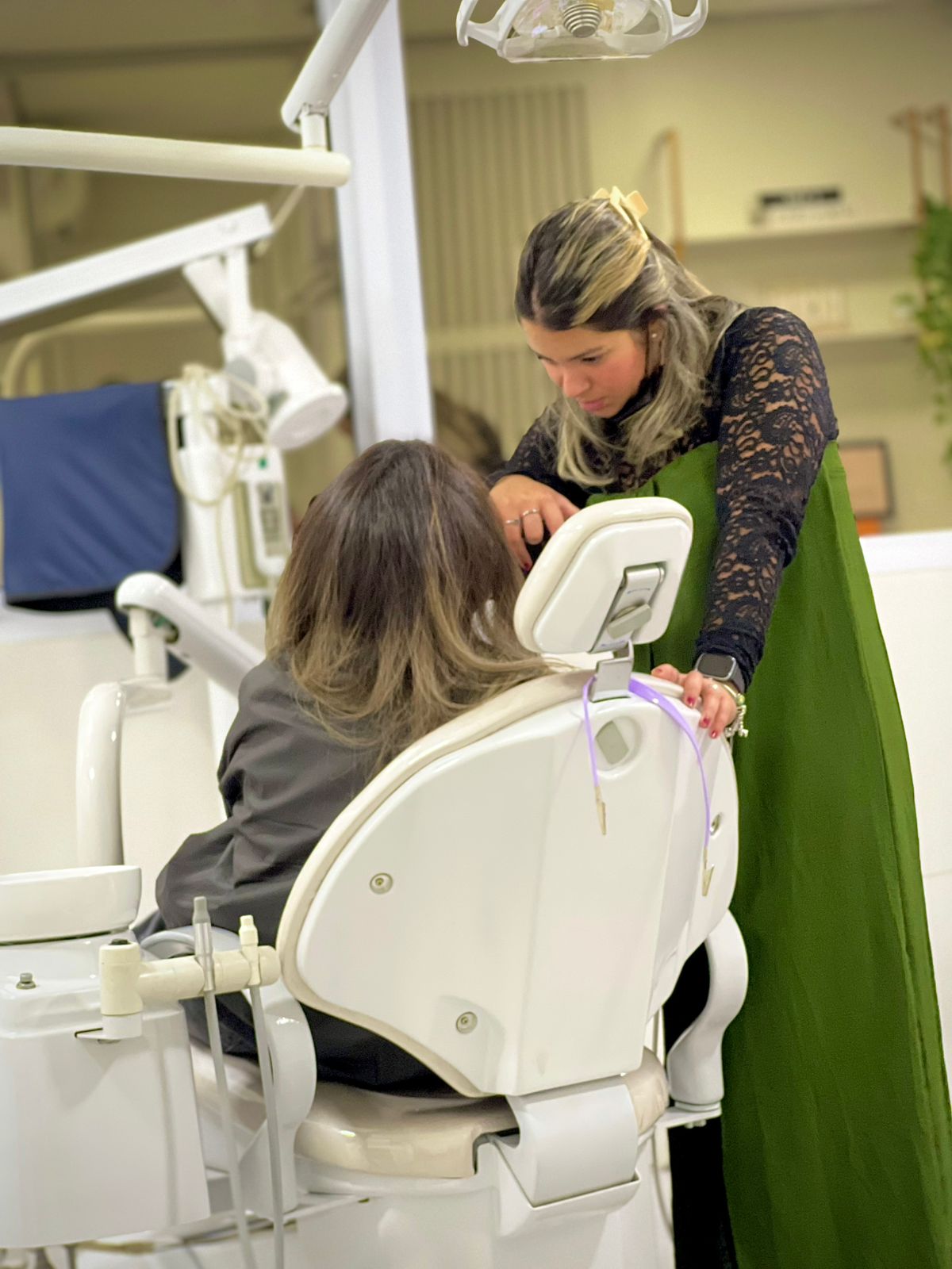 Dra. Amanda atendendo paciente